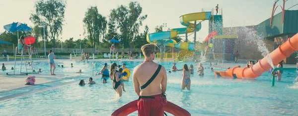 Une vague de plaisir : le camping avec parc aquatique en Ardèche