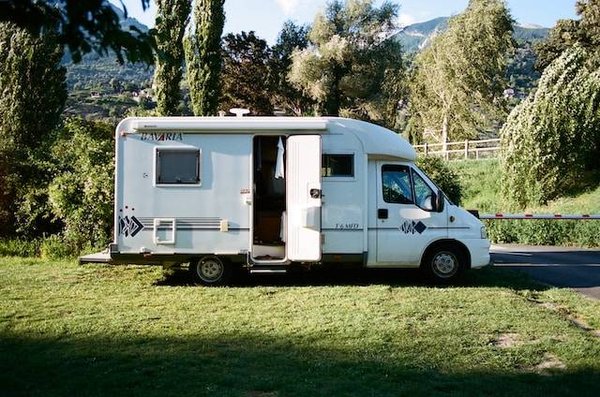 Quels sont les avantages des campings avec sanitaires privés sur les emplacements ?