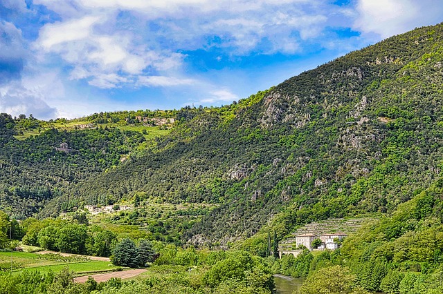 Découvrez le Luxe et l’Aventure au Camping 5 Étoiles à Ruoms en Ardèche